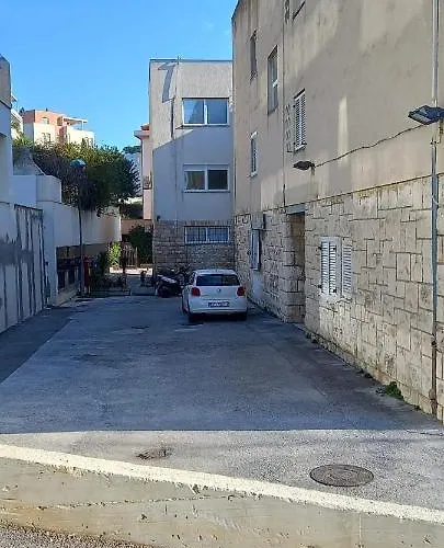 Zsa Zsa Zenta 1